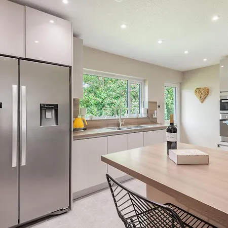 Macallan - Spacious House With Roof Terrace *